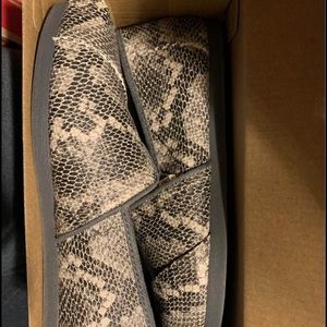 New Women’s Toms size 8